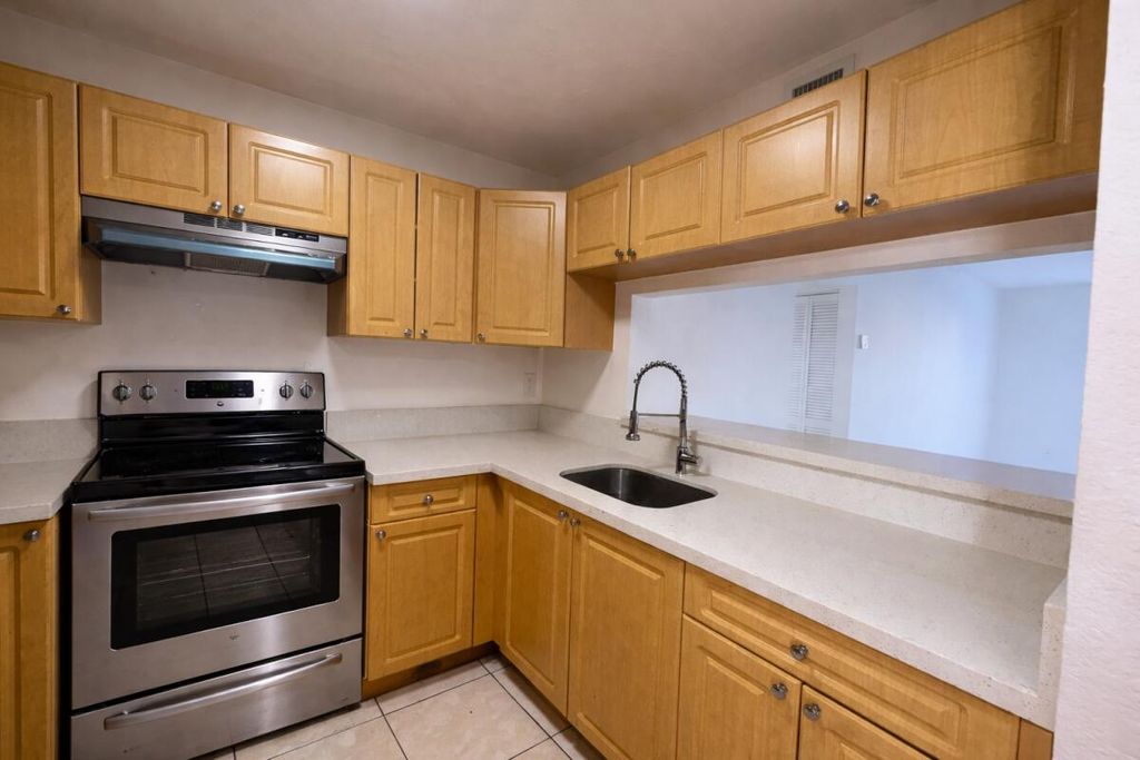 1095 W 77th Street 209, Hialeah, FL 33014