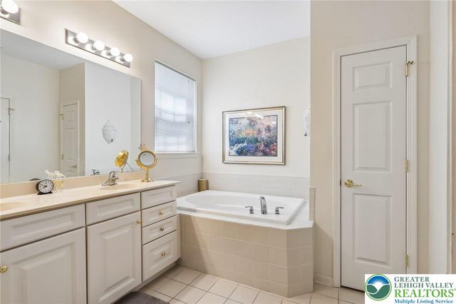 2141 Four Seasons Boulevard, Lower Macungie Twp, PA 18062