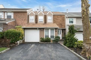 54 Estate Court 54, Woodbury, NY 11797