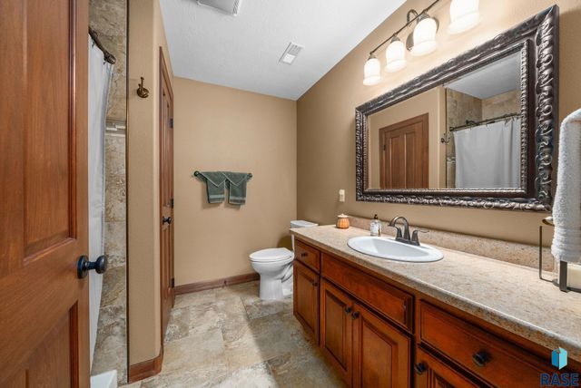 5511 E Eastbridge Pl Place, Sioux Falls, SD 57110