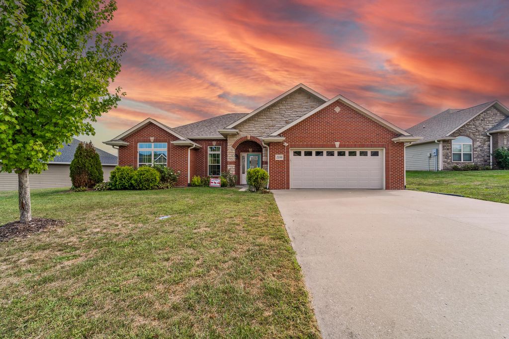 2100 BATES CREEK DR, Columbia, MO 65201