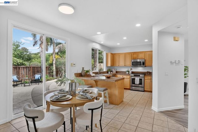 20044 Shadow Creek Cir, Castro Valley, CA 94552