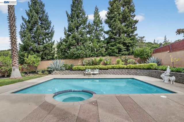 20044 Shadow Creek Cir, Castro Valley, CA 94552