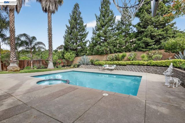 20044 Shadow Creek Cir, Castro Valley, CA 94552