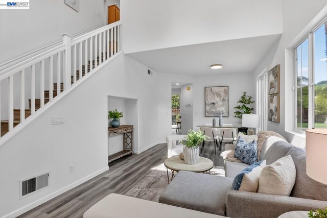 20044 Shadow Creek Cir, Castro Valley, CA 94552