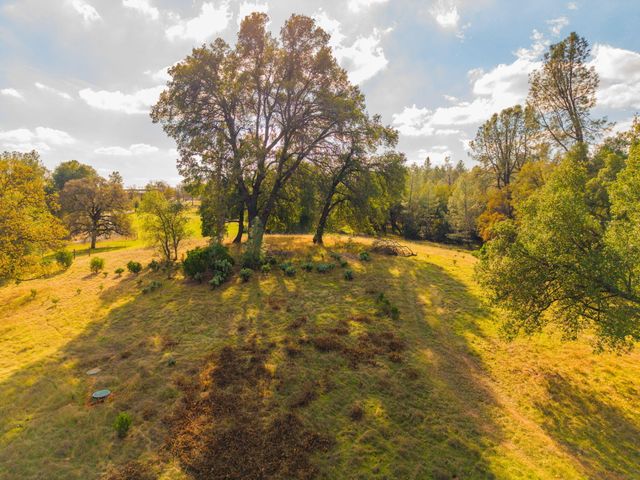 Deer Hollow Court, Redding, CA 96001