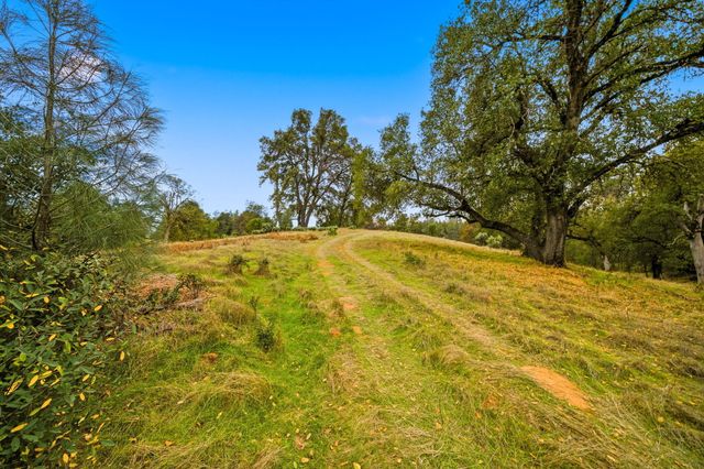 Deer Hollow Court, Redding, CA 96001