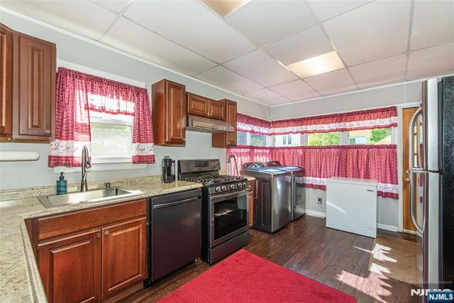 42 Main Beach Road, Ringwood, NJ 07456