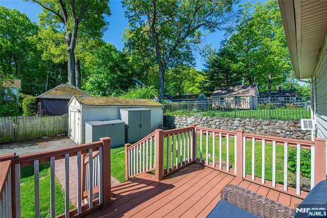 42 Main Beach Road, Ringwood, NJ 07456