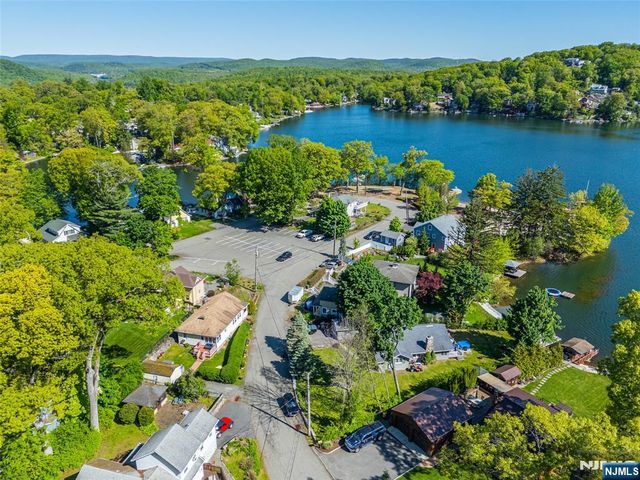 42 Main Beach Road, Ringwood, NJ 07456