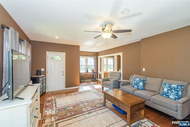42 Main Beach Road, Ringwood, NJ 07456