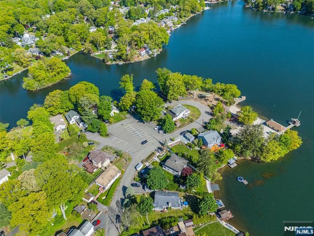 42 Main Beach Road, Ringwood, NJ 07456