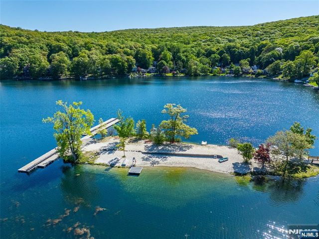 42 Main Beach Road, Ringwood, NJ 07456