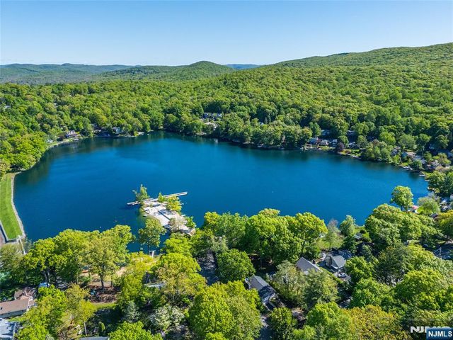 42 Main Beach Road, Ringwood, NJ 07456