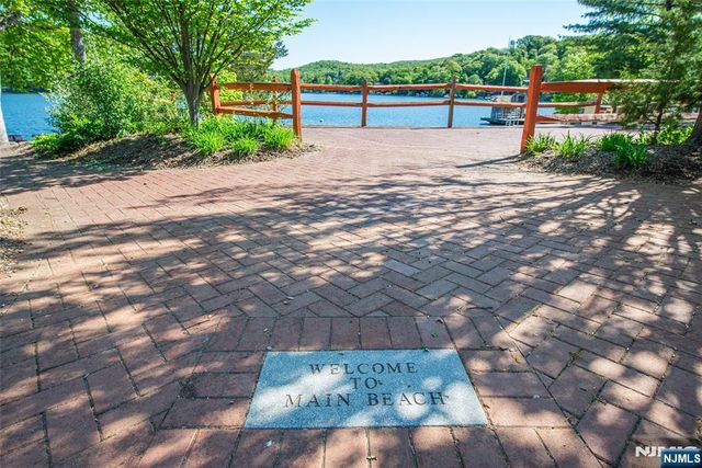 42 Main Beach Road, Ringwood, NJ 07456