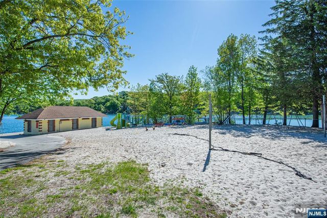 42 Main Beach Road, Ringwood, NJ 07456