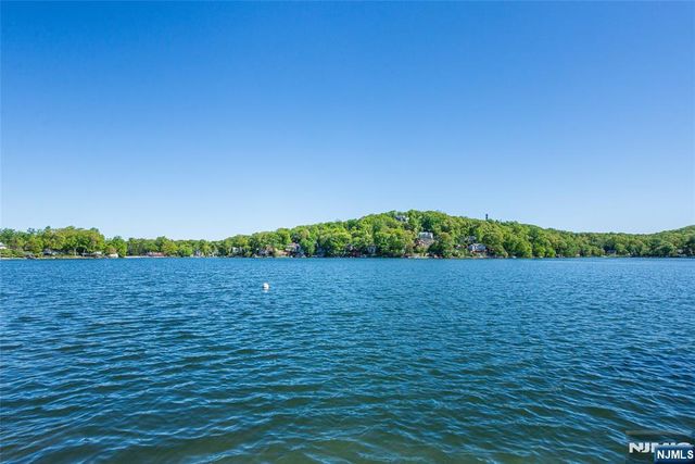42 Main Beach Road, Ringwood, NJ 07456