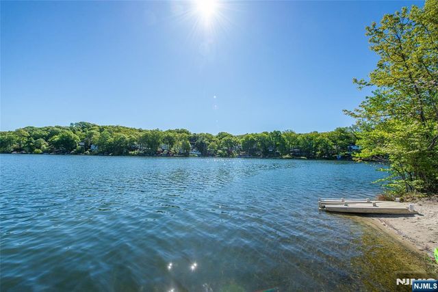 42 Main Beach Road, Ringwood, NJ 07456