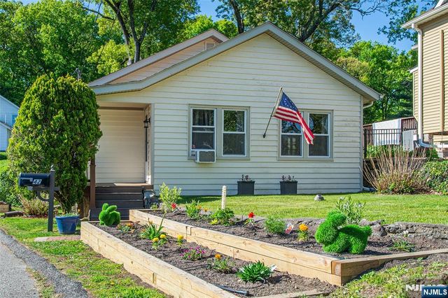 42 Main Beach Road, Ringwood, NJ 07456