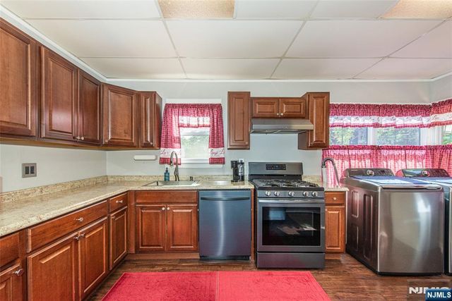42 Main Beach Road, Ringwood, NJ 07456