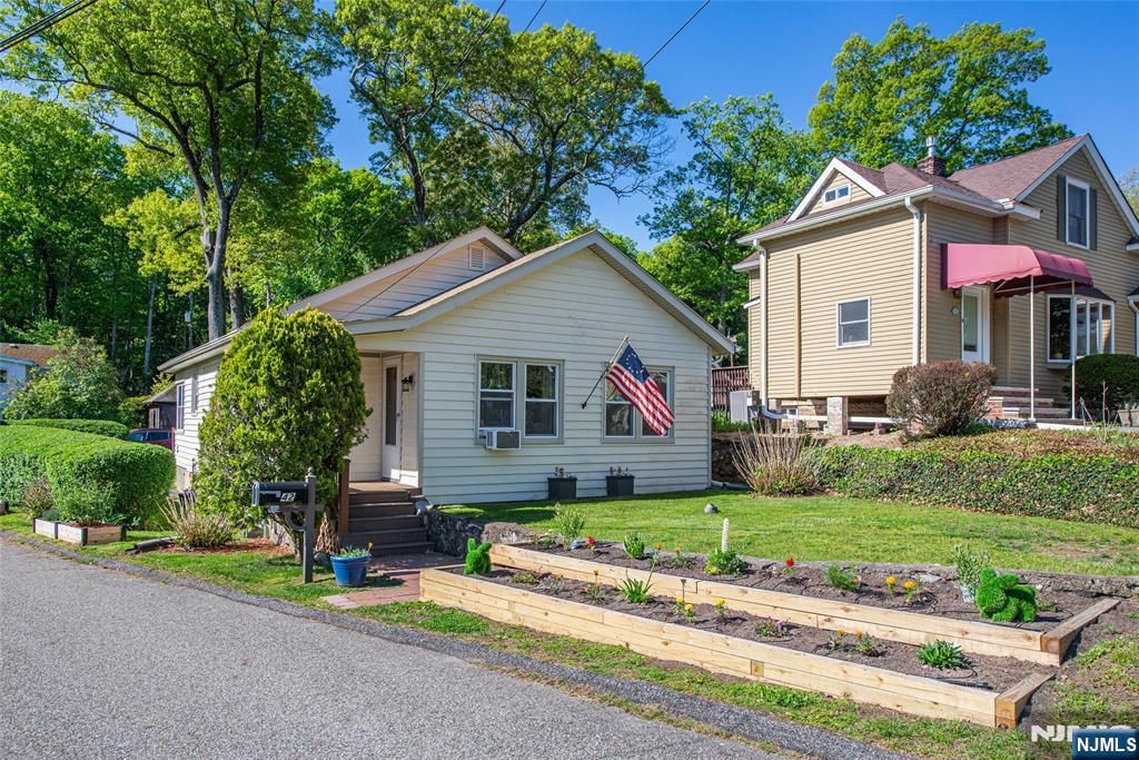 42 Main Beach Road, Ringwood, NJ 07456