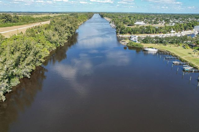 3285 SW Porpoise Circle, Stuart, FL 34997