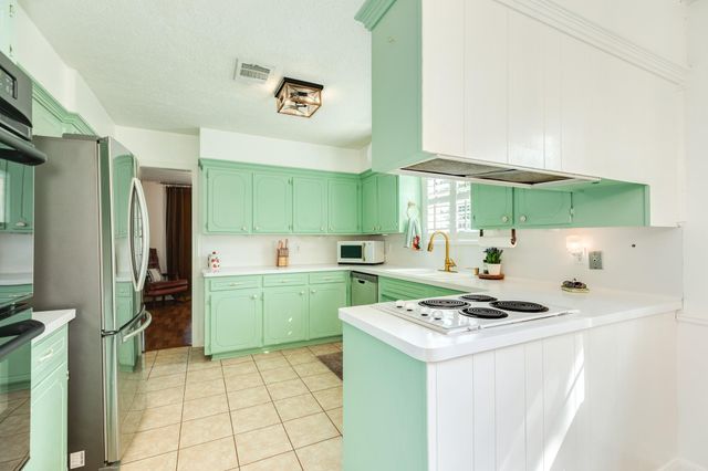 258 Edgewater Drive, West Columbia, TX 77486