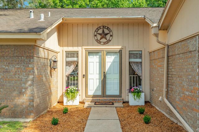 258 Edgewater Drive, West Columbia, TX 77486