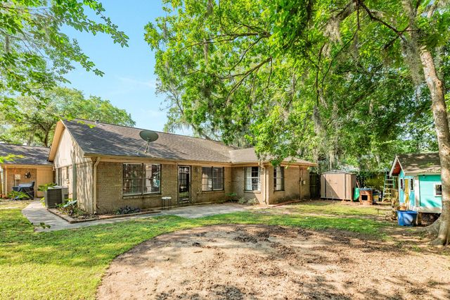 258 Edgewater Drive, West Columbia, TX 77486