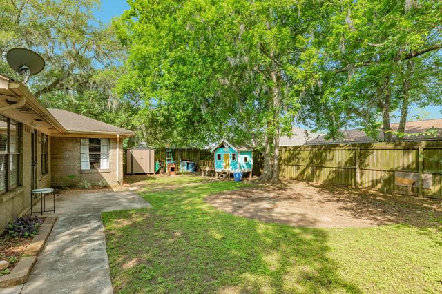 258 Edgewater Drive, West Columbia, TX 77486