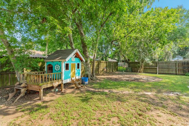 258 Edgewater Drive, West Columbia, TX 77486