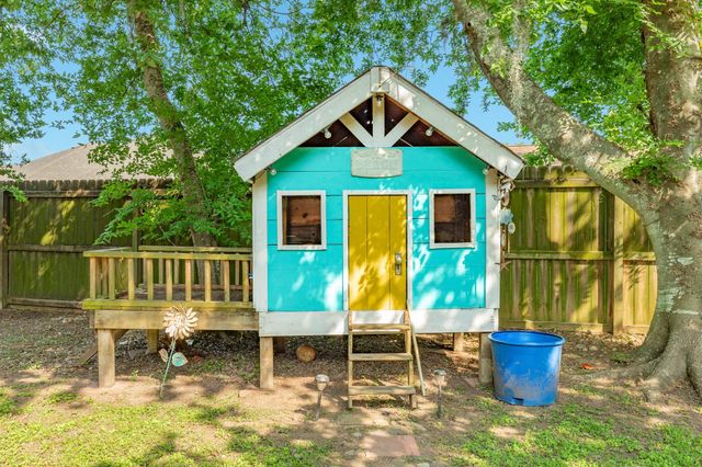 258 Edgewater Drive, West Columbia, TX 77486