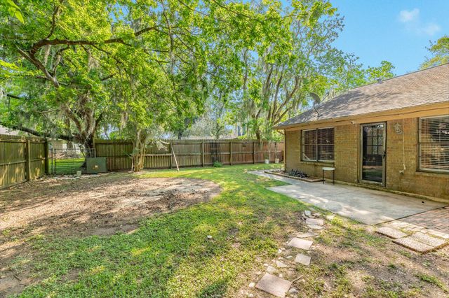 258 Edgewater Drive, West Columbia, TX 77486