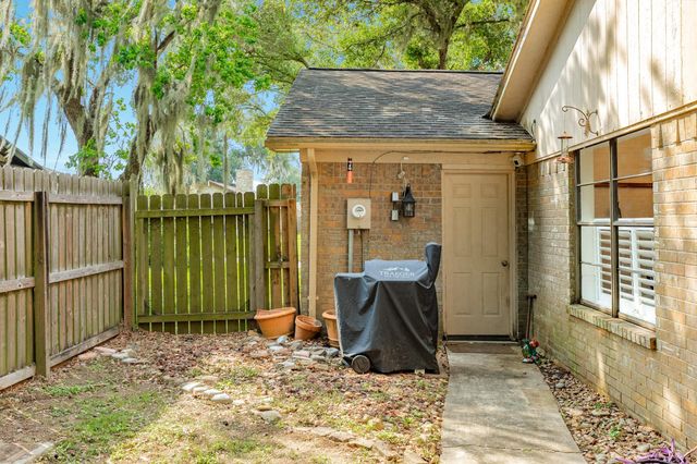 258 Edgewater Drive, West Columbia, TX 77486