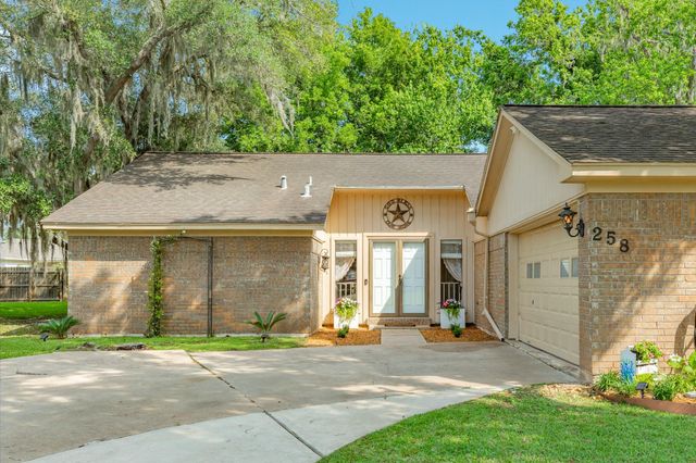 258 Edgewater Drive, West Columbia, TX 77486