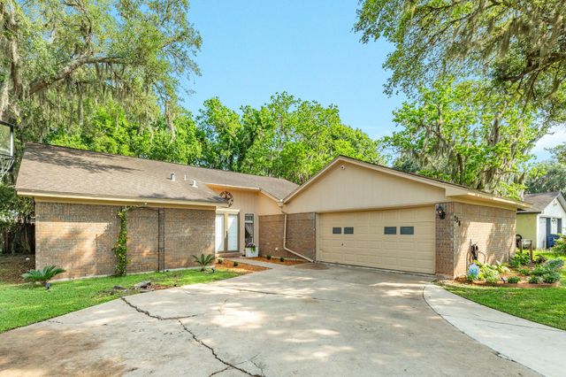 258 Edgewater Drive, West Columbia, TX 77486