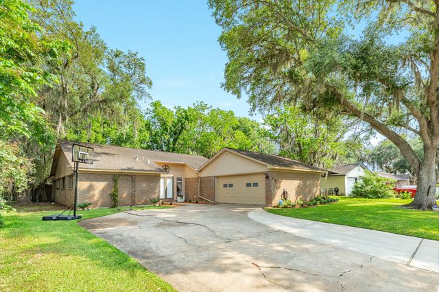 258 Edgewater Drive, West Columbia, TX 77486