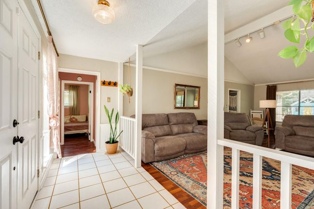 258 Edgewater Drive, West Columbia, TX 77486