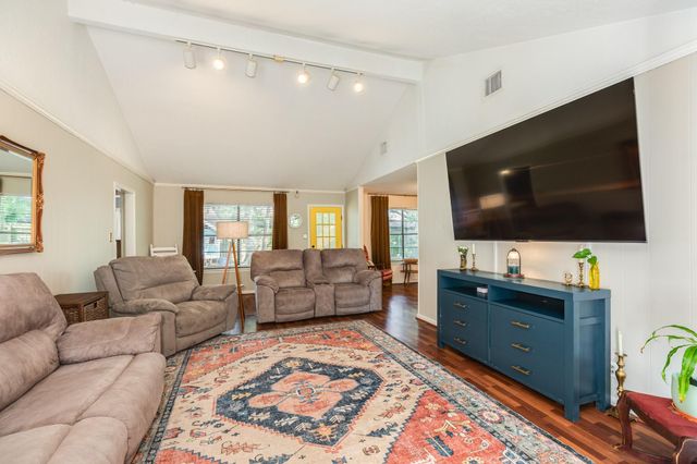 258 Edgewater Drive, West Columbia, TX 77486