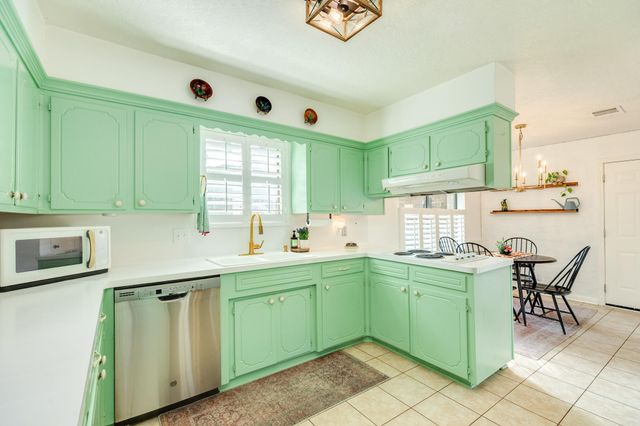 258 Edgewater Drive, West Columbia, TX 77486