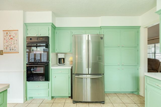 258 Edgewater Drive, West Columbia, TX 77486