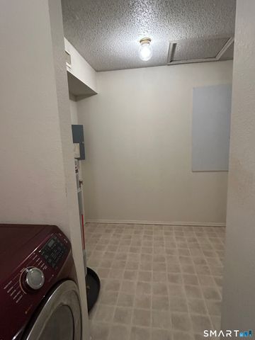 82 Crown Knoll Court 152, Groton, CT 06340