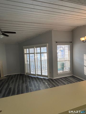 82 Crown Knoll Court 152, Groton, CT 06340