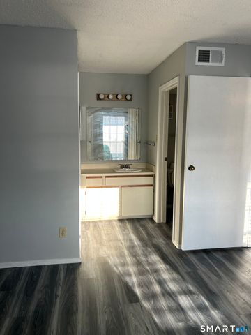 82 Crown Knoll Court 152, Groton, CT 06340