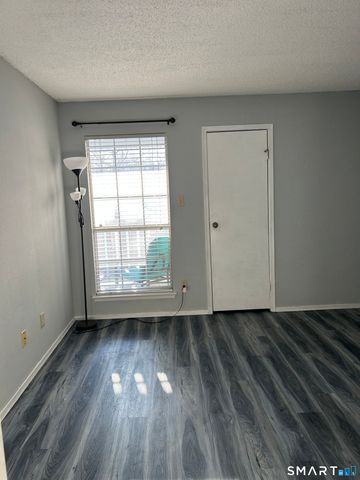 82 Crown Knoll Court 152, Groton, CT 06340