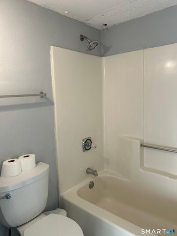 82 Crown Knoll Court 152, Groton, CT 06340