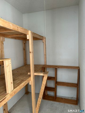 82 Crown Knoll Court 152, Groton, CT 06340