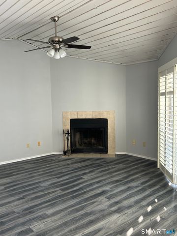 82 Crown Knoll Court 152, Groton, CT 06340