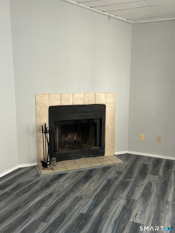 82 Crown Knoll Court 152, Groton, CT 06340