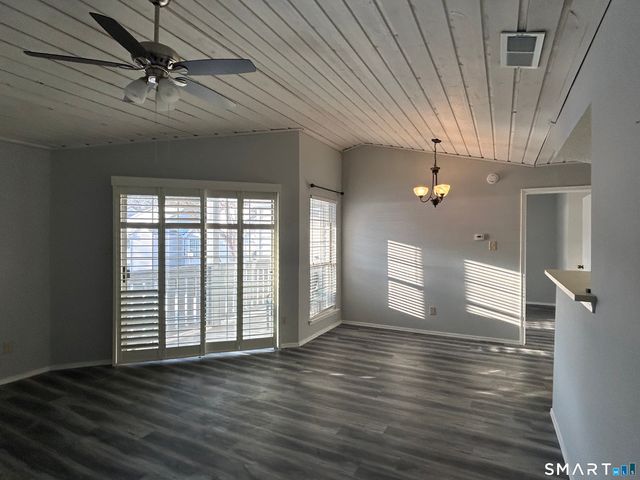 82 Crown Knoll Court 152, Groton, CT 06340